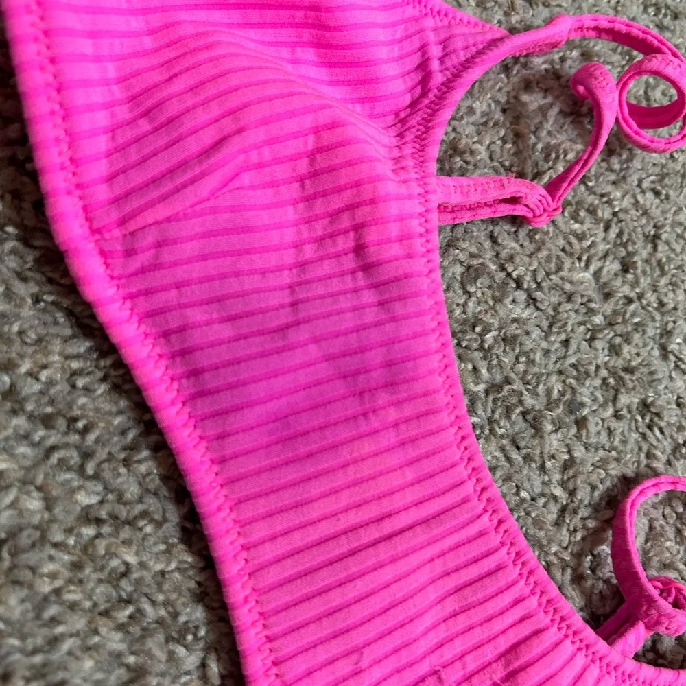 triangl swimwear Hot Pink Ribbed Bikini Top Size Small Beach Pool Outdoor Preppy